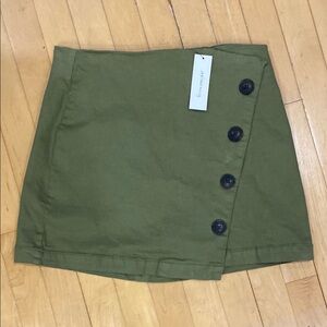 🆕 Harper Heritage Olive Asymmetrical Button Mini Skirt ✨